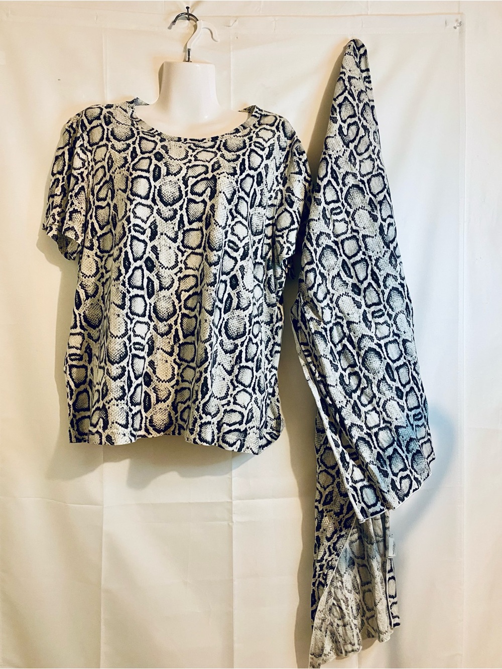 Women’s Snake Print Short Sleeve Top in Black & White with Head Scarf Size